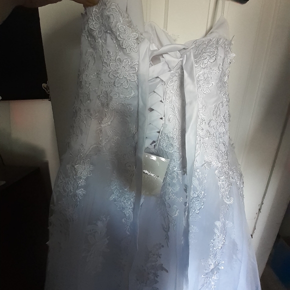 Wedding  dress - Picture 4 of 5